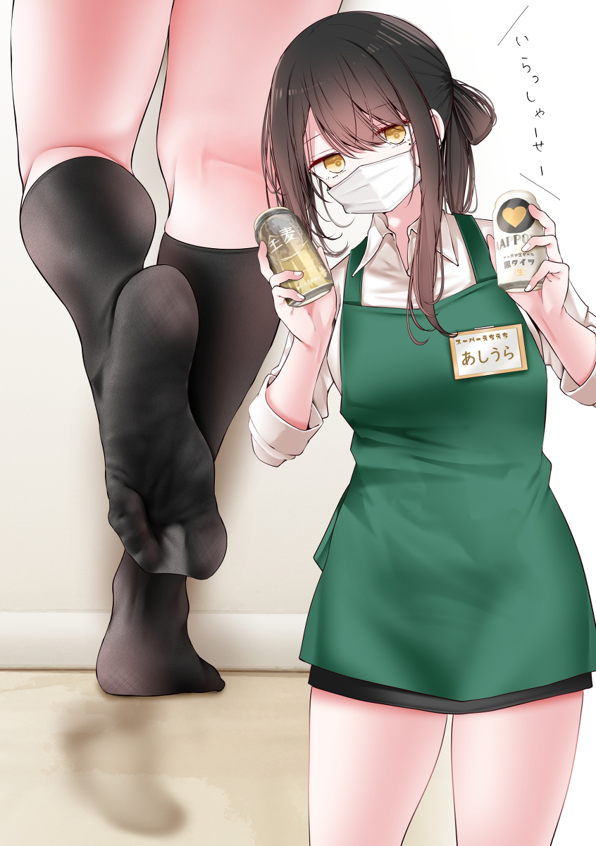 This is a pixiv picture whose title is テキパキ仕事が出来るんだけど足が蒸れてるスーパーの店員ちゃん.