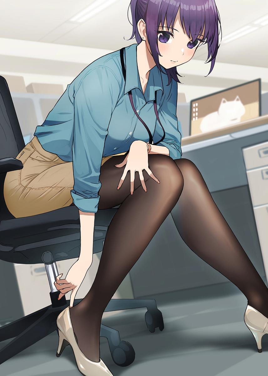 This is a pixiv picture whose title is パンプスを履き直す経理OLさん.