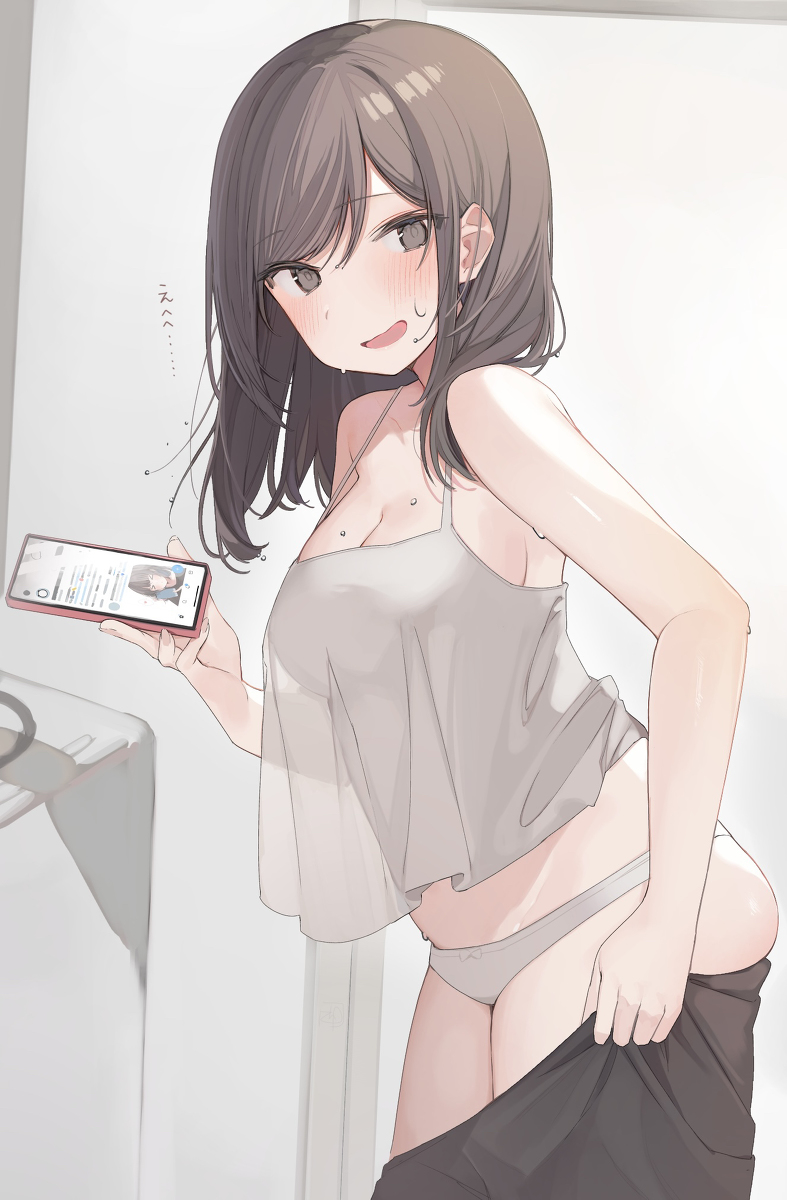 This is a pixiv picture whose title is 服着る途中でも携帯触っちゃう彼女.