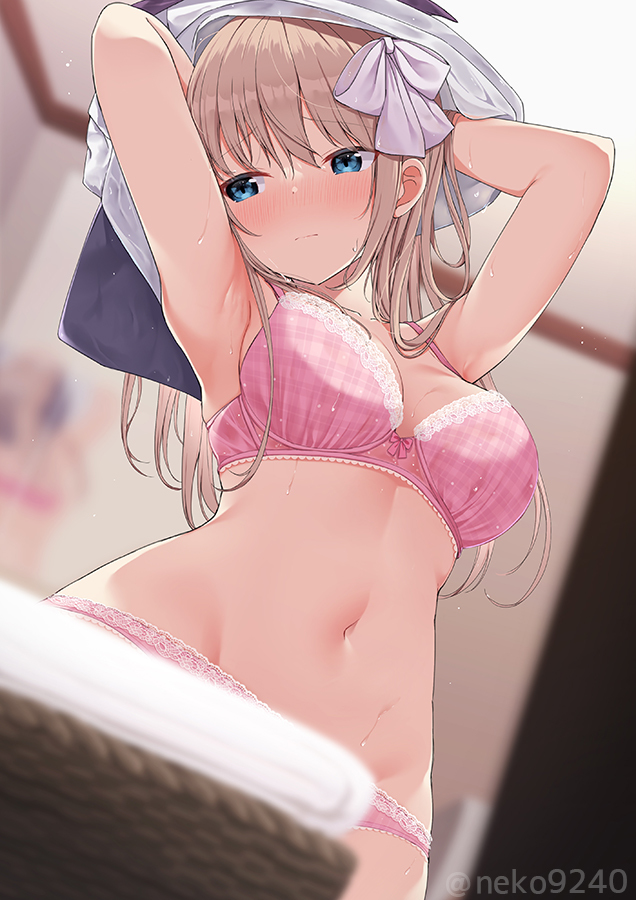 This is a pixiv picture whose title is 脱衣所で恥ずかしがってるリボン子ちゃん.