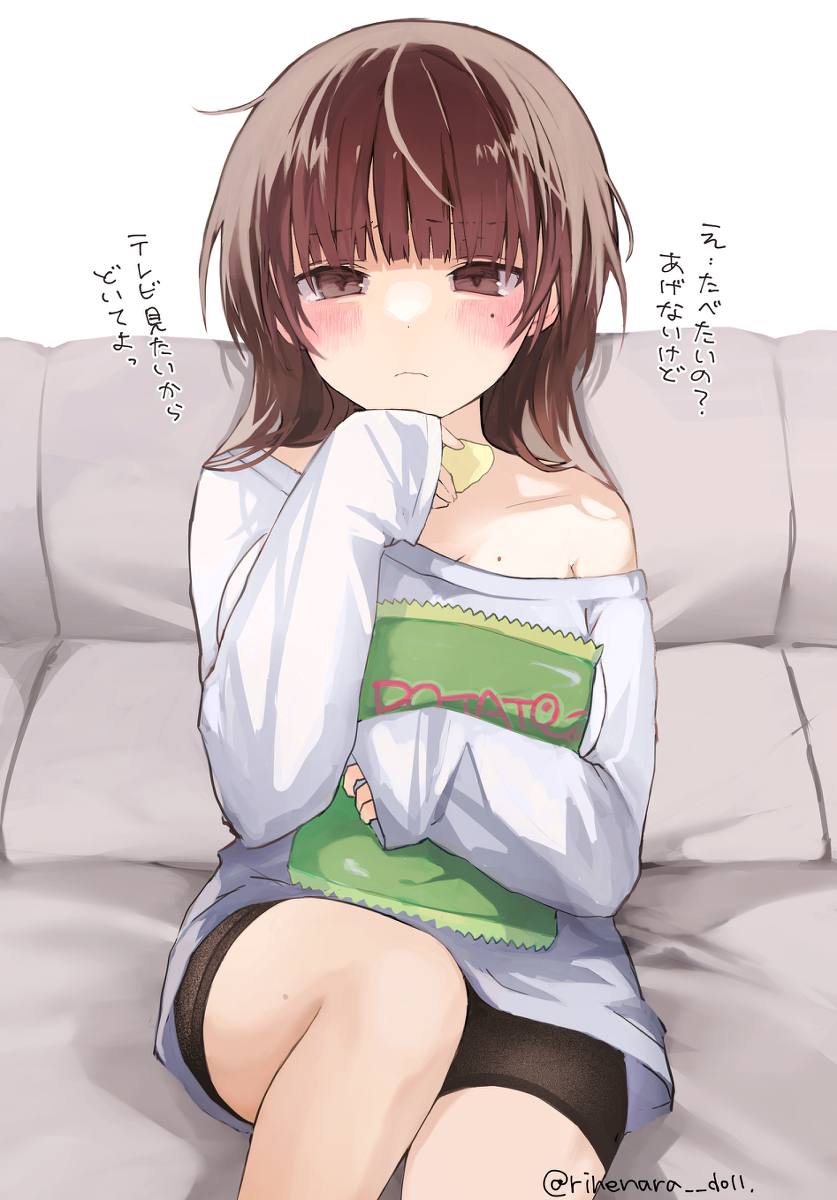 This is a pixiv picture whose title is 色々言うけど自分の服は着てくれる彼女.