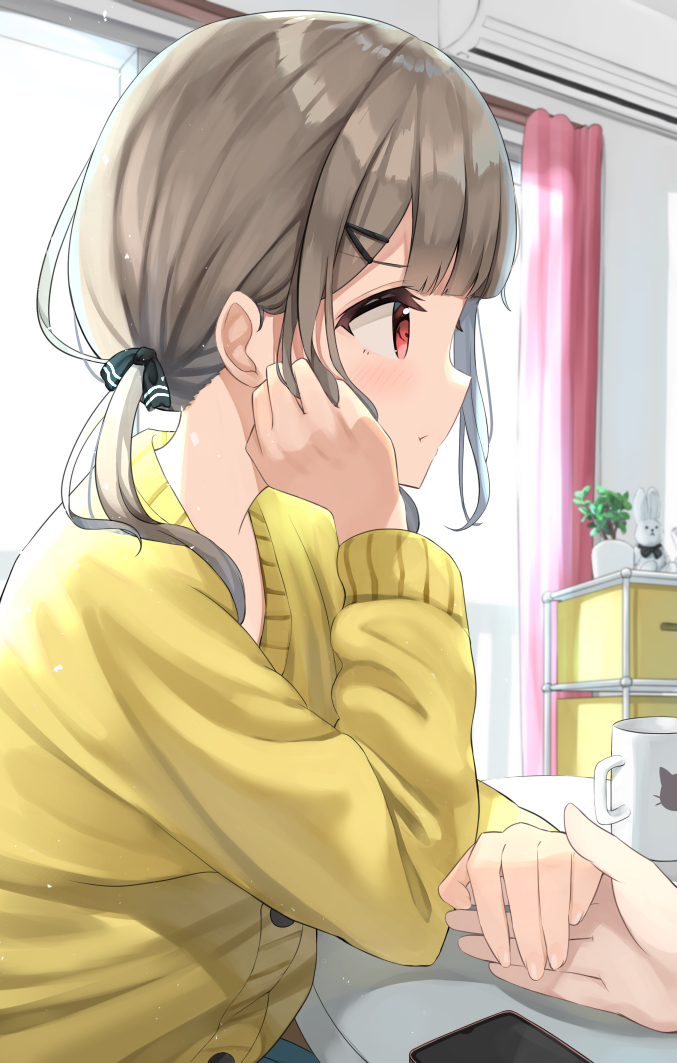 This is a pixiv picture whose title is 拗ねてるけど手は握ったままの女の子.
