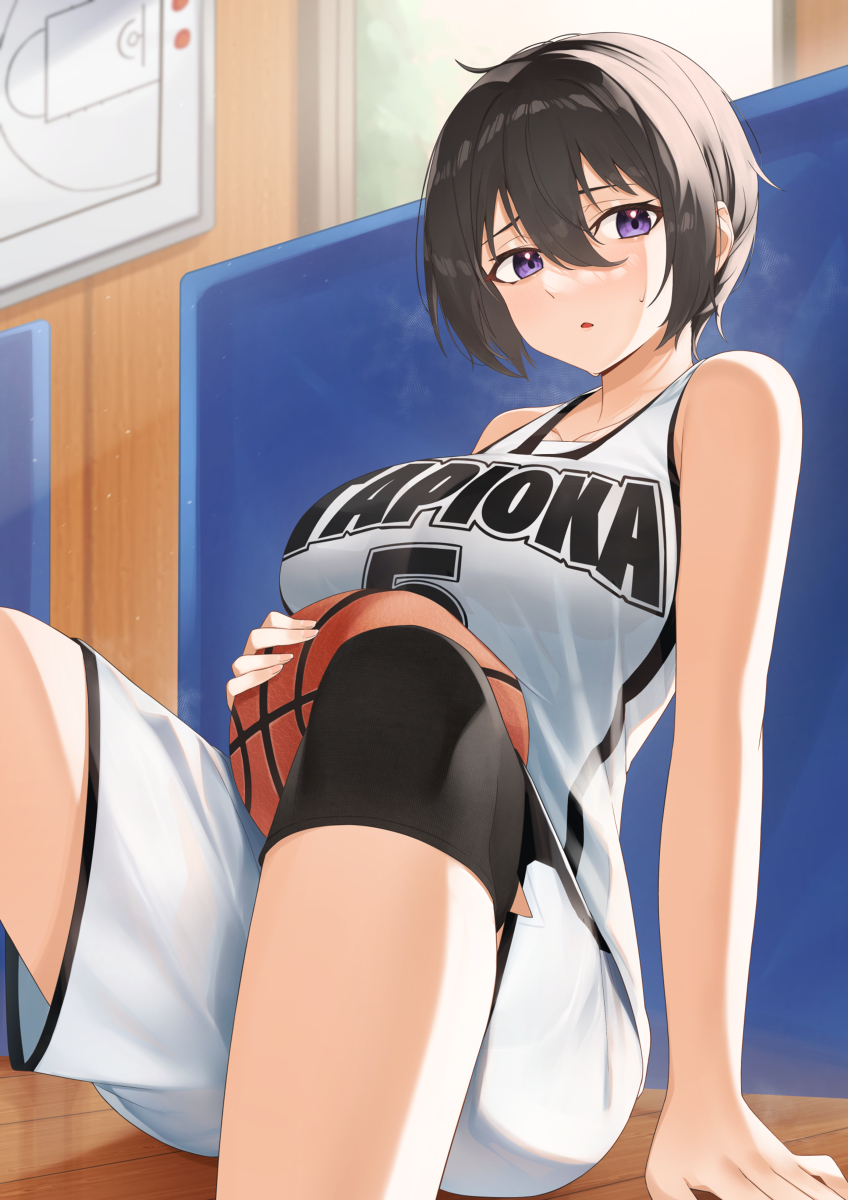This is a pixiv picture whose title is 休憩中も視線を集めちゃうセンターちゃん.