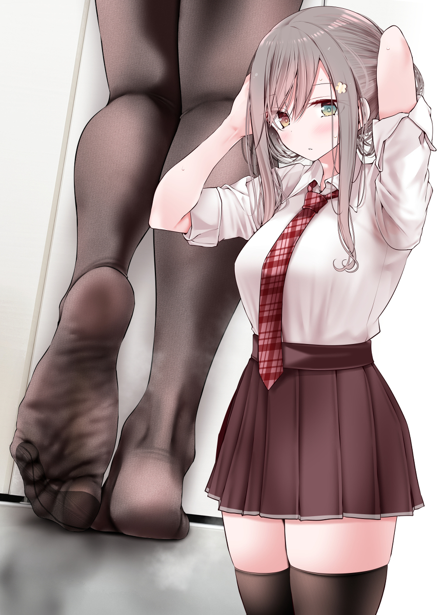 This is a pixiv picture whose title is 近寄ると良い香りがするんだけど足が蒸れてるクラス内で人気の子.