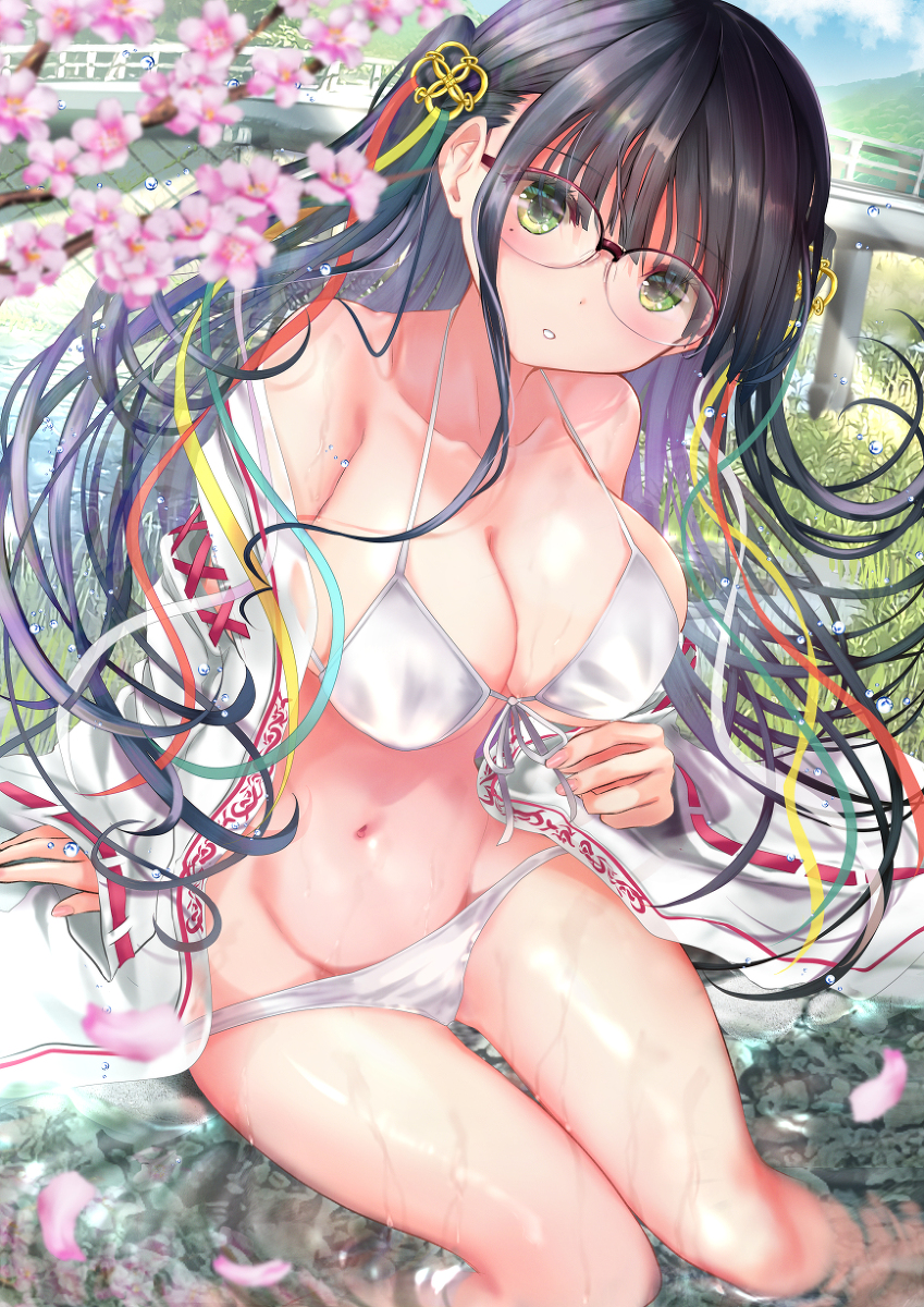 This is a pixiv picture whose title is 【過去絵メガネ差分】水辺×白ビキニの巫女さんverメガネ.