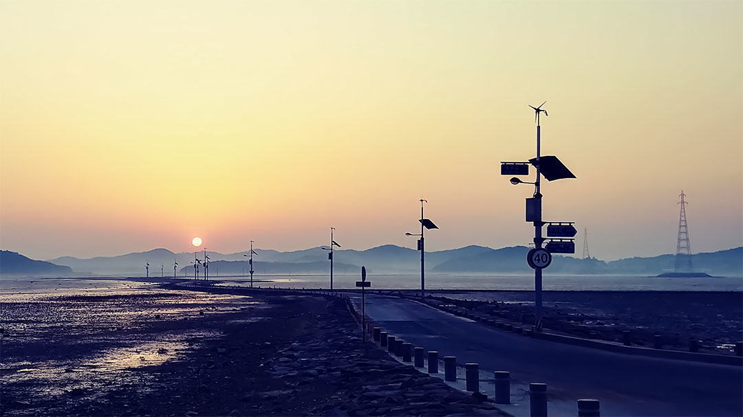 This is a pixiv picture whose title is 荒野の夕日と道路.