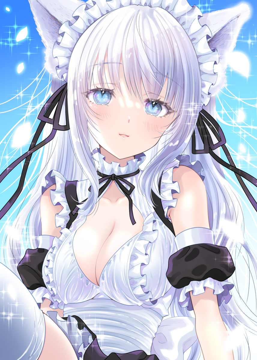 This is a pixiv picture whose title is 銀髪狐っこメイドさん.