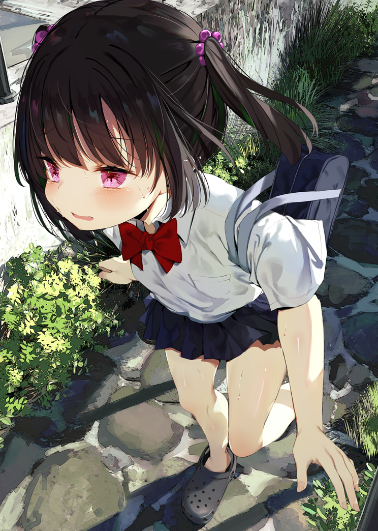 This is a pixiv picture whose title is 生足ちゃん一学期最後の遅刻.