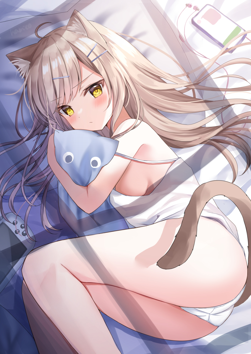 This is a pixiv picture whose title is 「まだ眠いの‥！」.