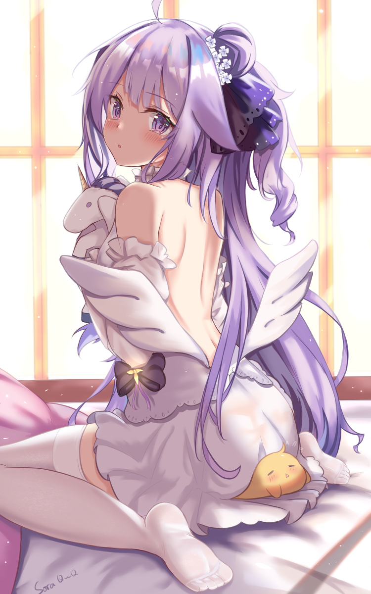 This is a pixiv picture whose title is 独角兽摸鱼.