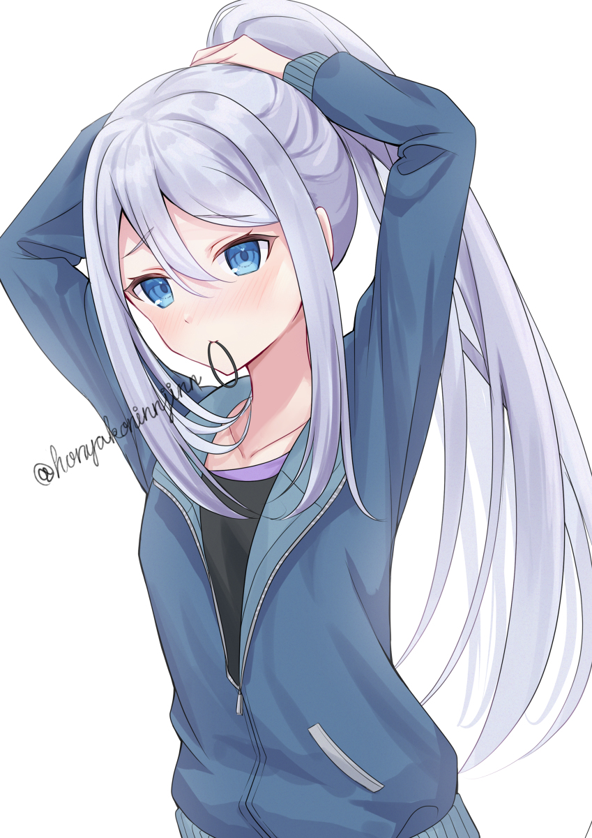 This is a pixiv picture whose title is 髪を結んでいるところを見られて恥ずかしい奏ちゃん.