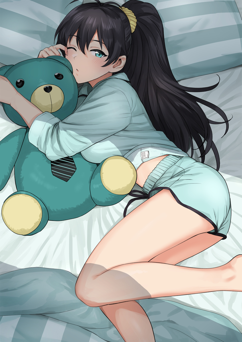 This is a pixiv picture whose title is 響誕生日おめ！（2日遅れ）.