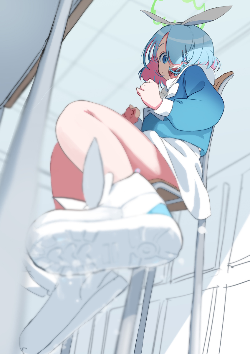 This is a pixiv picture whose title is 水中に潜んでた先生にビックリするアロナ.