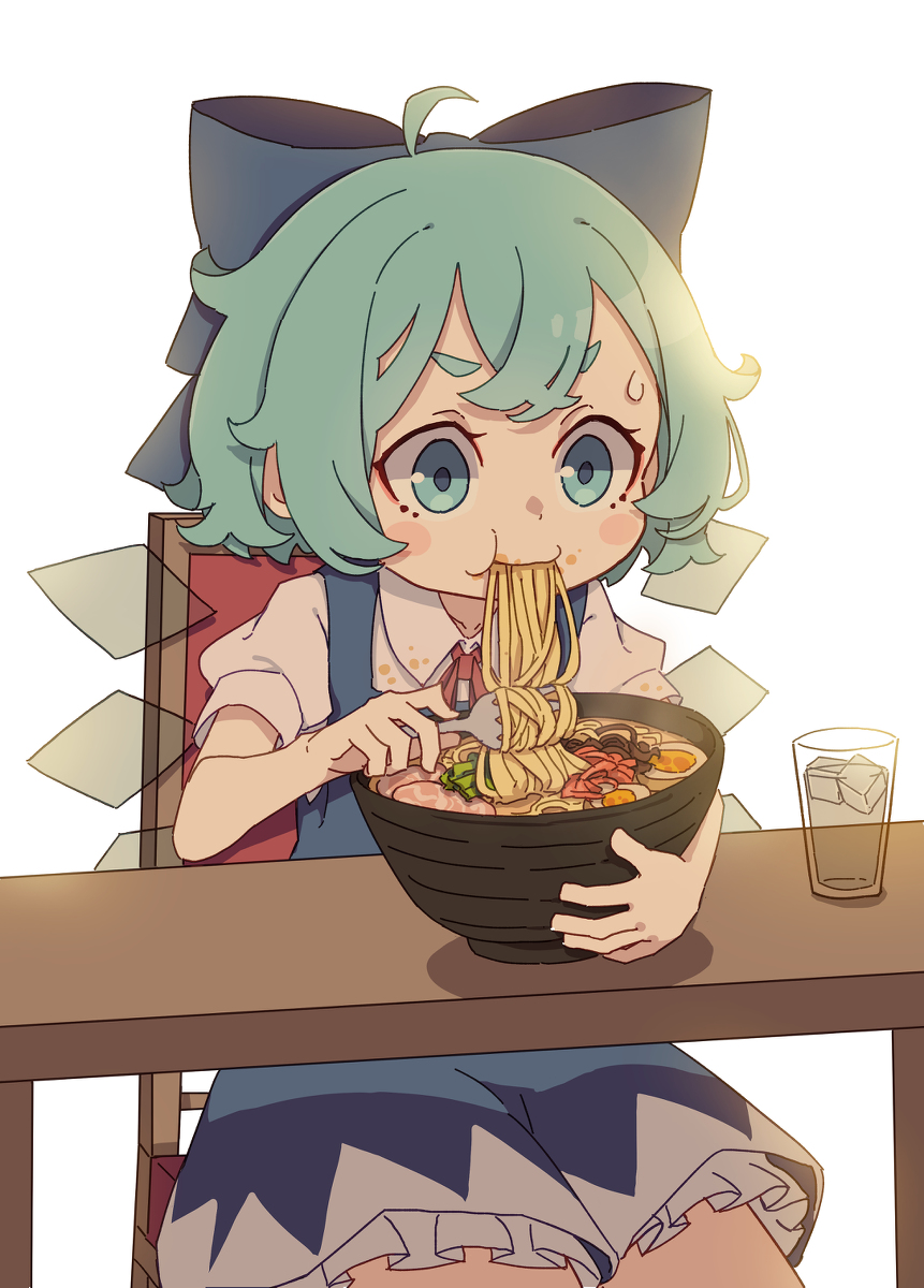 This is a pixiv picture whose title is ラーメンを食べるチルノ.