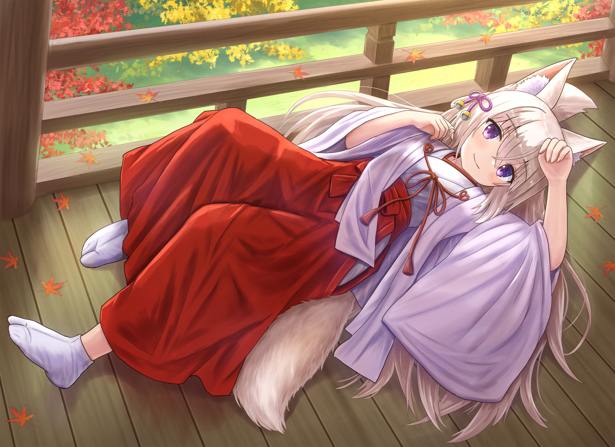 This is a pixiv picture whose title is 秋の巫女狐娘.