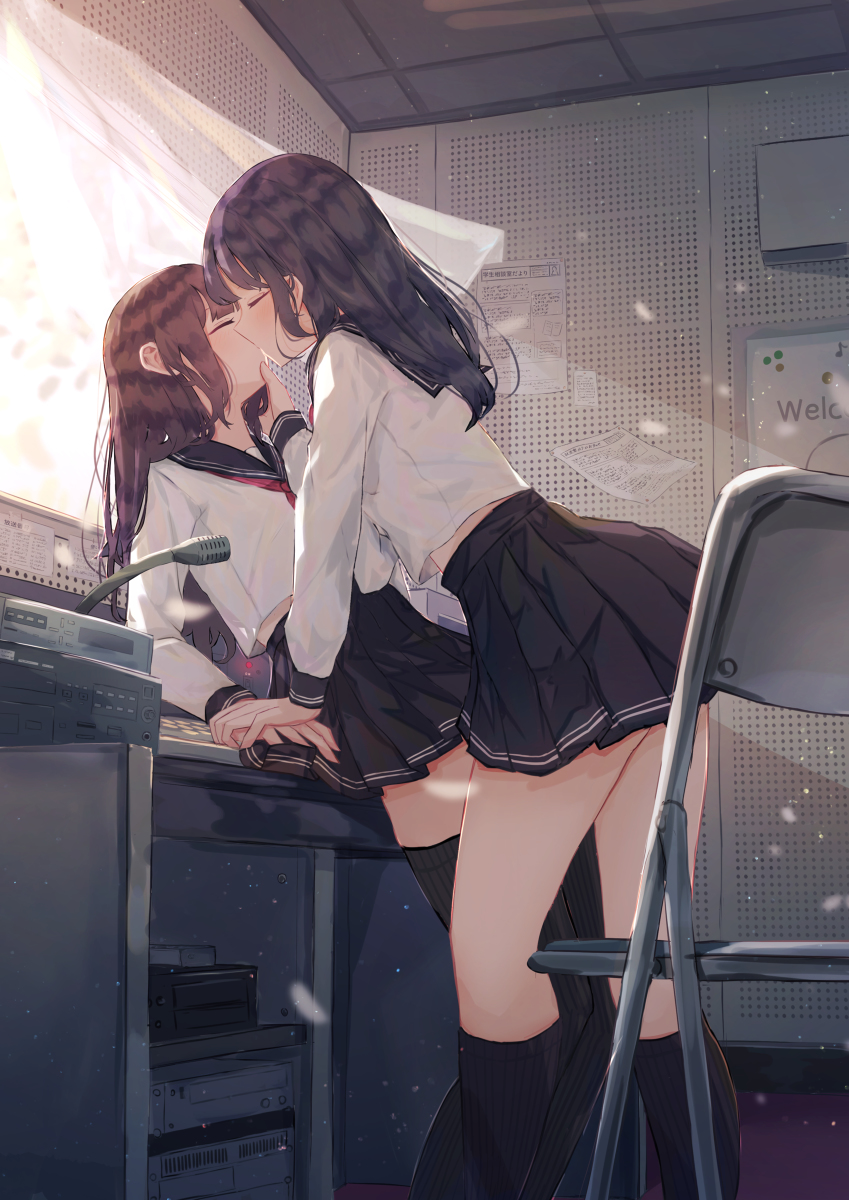 This is a pixiv picture whose title is 放送室の秘密.