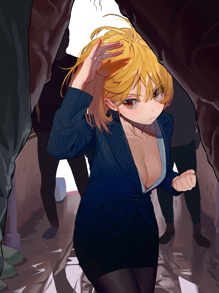 This is a pixiv picture whose title is 「普通のパンチ。」.