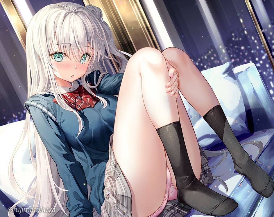 This is a pixiv picture whose title is 白髪制服女子.