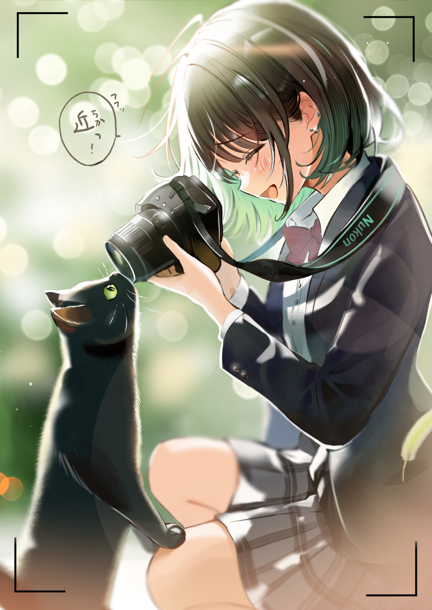 This is a pixiv picture whose title is 「普段は無表情な写真部の先輩」.