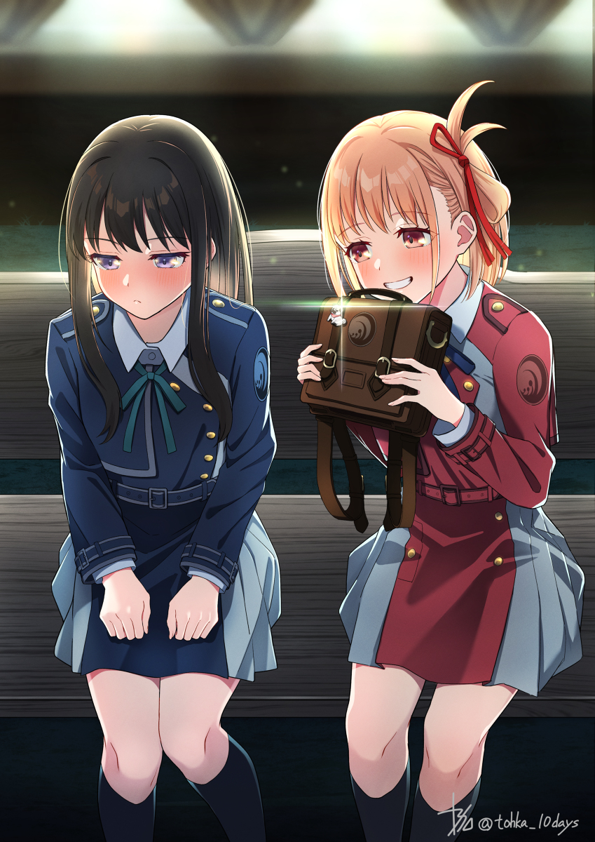 This is a pixiv picture whose title is プレゼントに喜ぶ千束、喜ばれて照れるたきな　８話より.