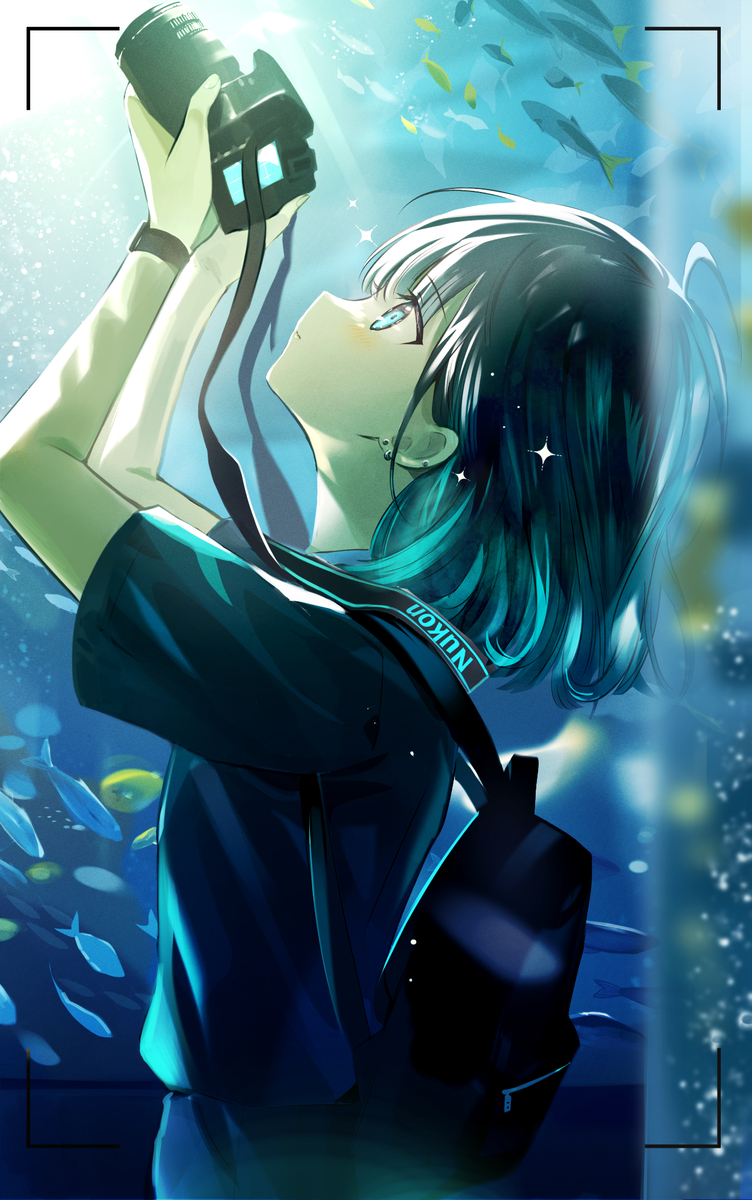 This is a pixiv picture whose title is 「水族館にテンションが上がっている写真部の先輩」.