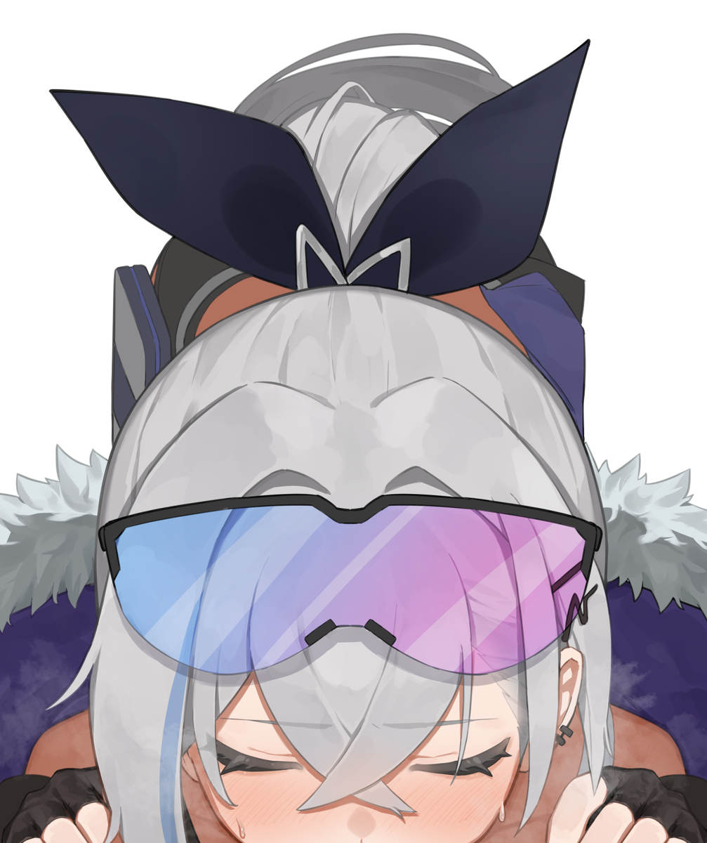 This is a pixiv picture whose title is 何かを食べてる銀狼.