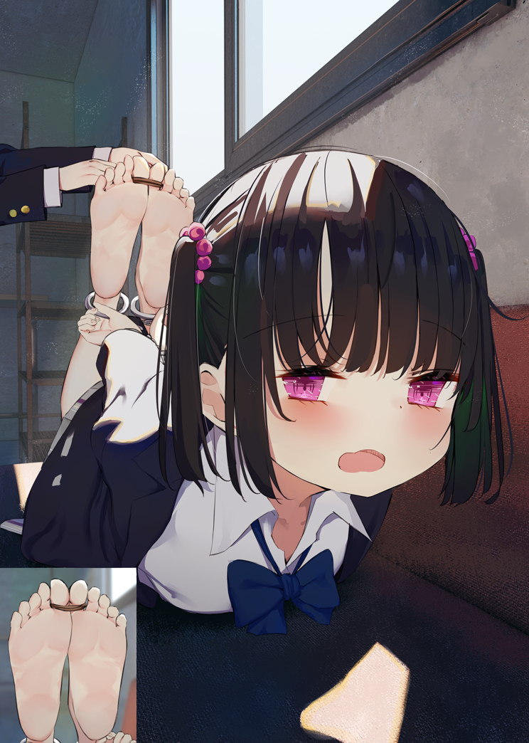 This is a pixiv picture whose title is 友達と遊んでる生足ちゃん.