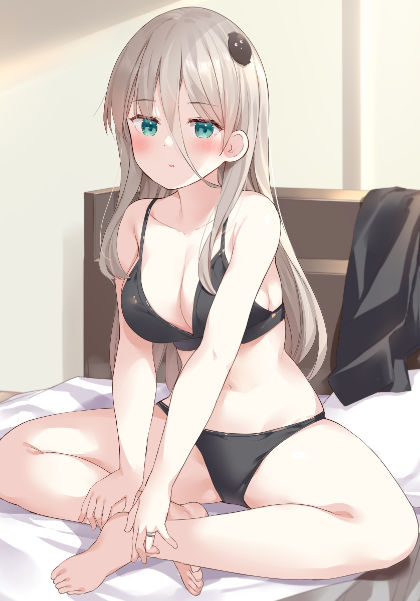 This is a pixiv picture whose title is 特に意味は無いけどベッドの上で水着を着ている僕の嫁さん…の絵.