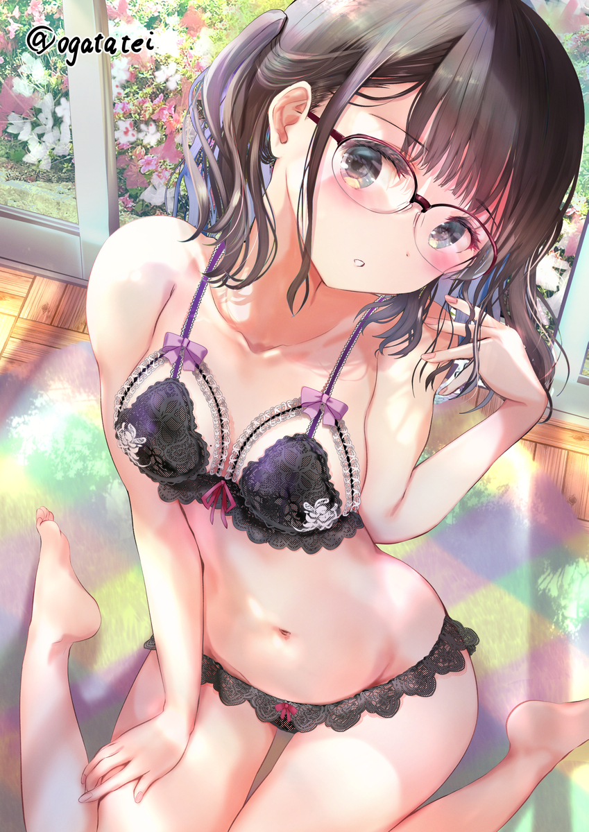 This is a pixiv picture whose title is 【過去絵メガネ差分】少し背伸びランジェリーさん.