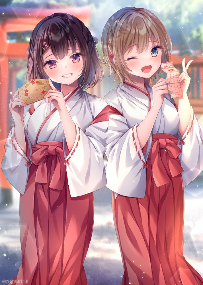 This is a pixiv picture whose title is 「ほら見て！大吉だよ！」「良い一年にしようね♬」.