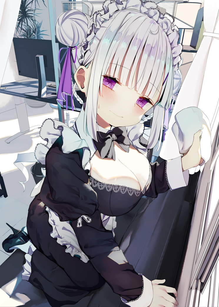 This is a pixiv picture whose title is 仕事中のメイドをガン見して困らせたい。.