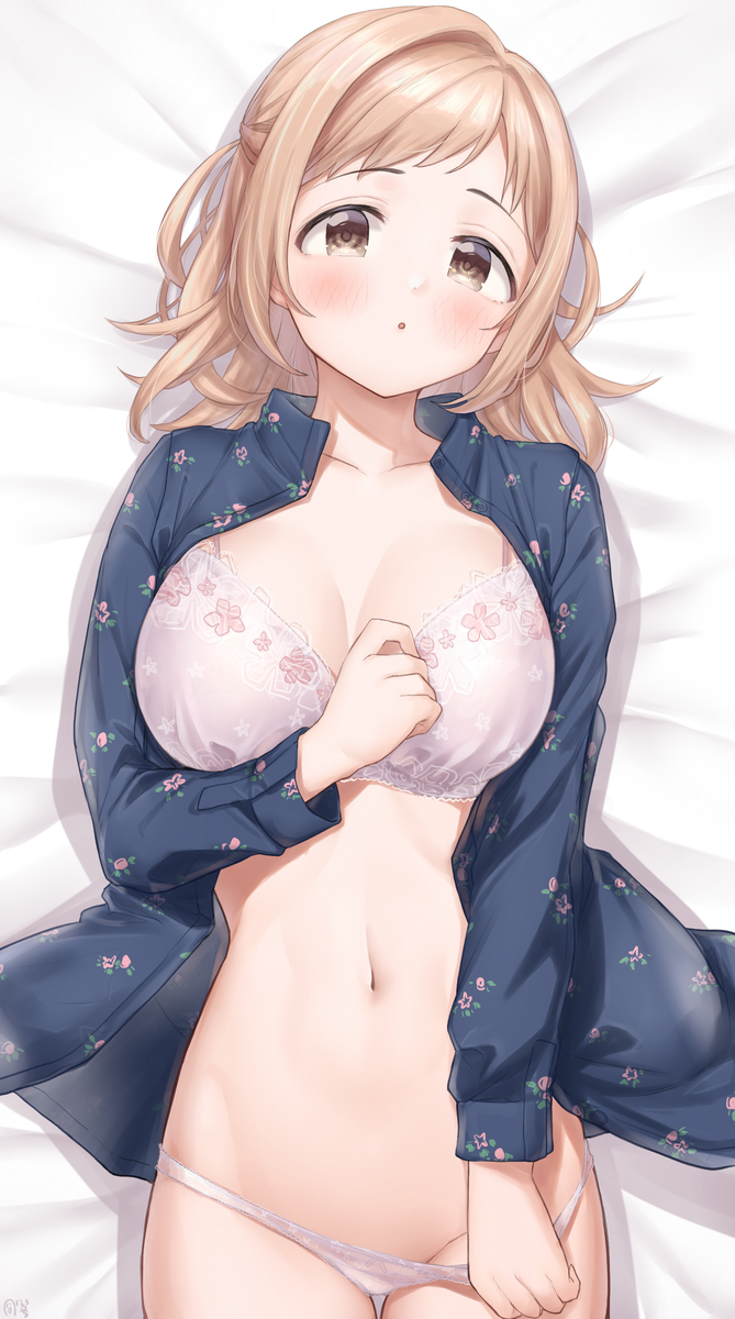 This is a pixiv picture whose title is 寝そべり真乃ちゃん.