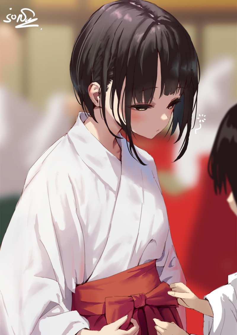 This is a pixiv picture whose title is 目が開いてない今年の巫女さん.