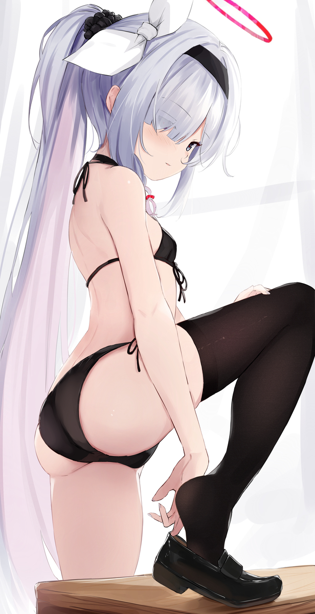 This is a pixiv picture whose title is 马尾比基尼.