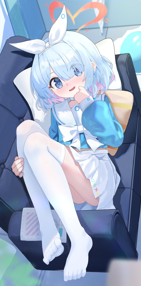 This is a pixiv picture whose title is 阿罗娜（白丝+裸足）.