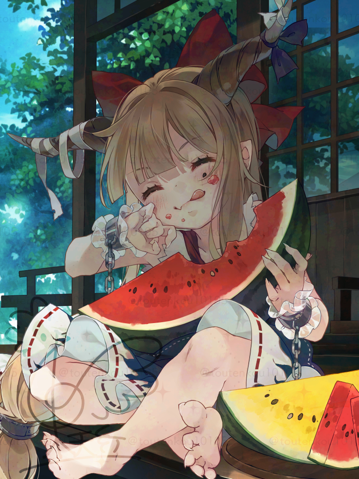 This is a pixiv picture whose title is スイカを食べる萃香.
