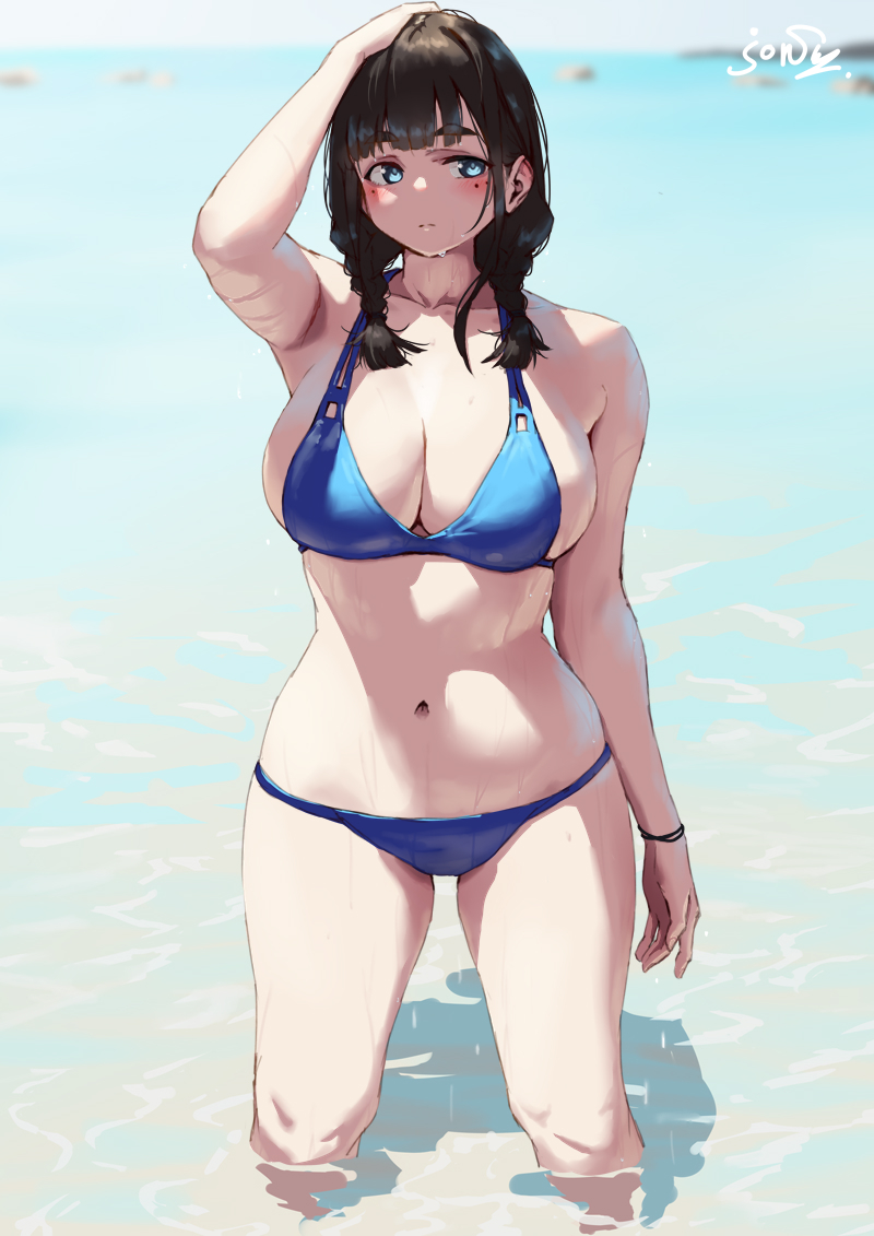 This is a pixiv picture whose title is 地味だけど恵体女子.