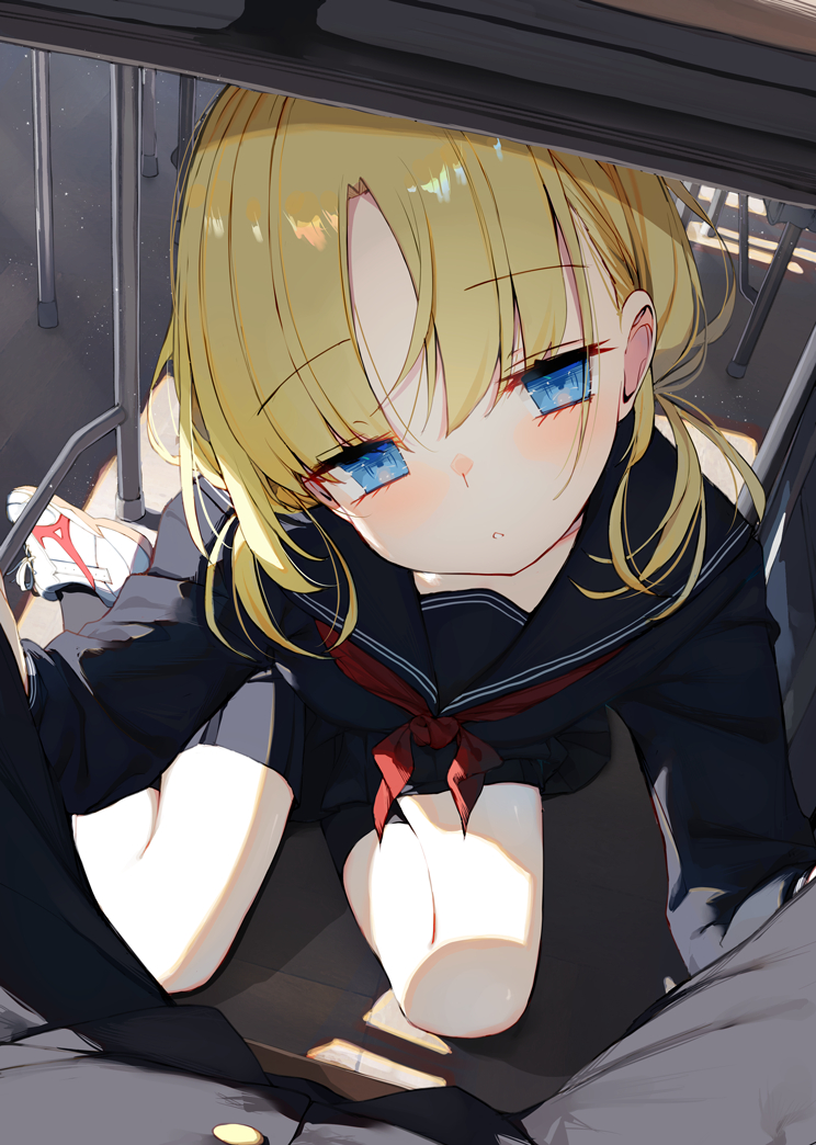 This is a pixiv picture whose title is 机の下には、.