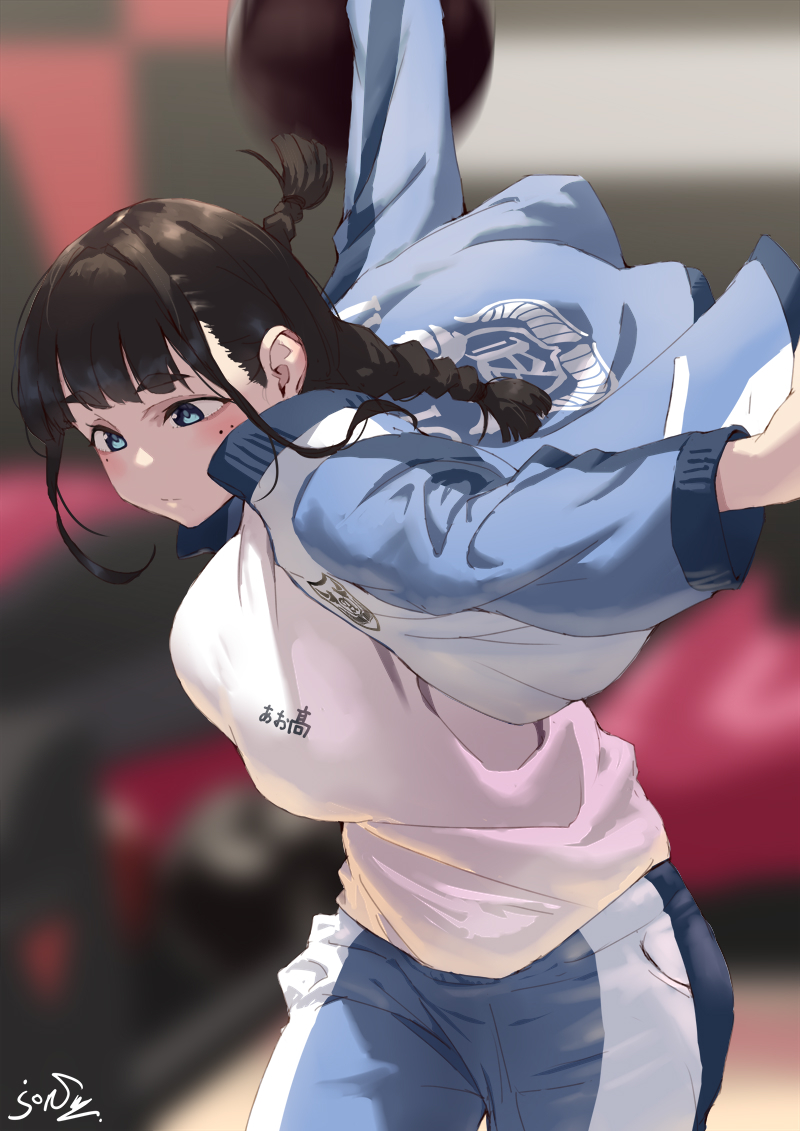This is a pixiv picture whose title is 投げ方に迫力があるボウリング女子.
