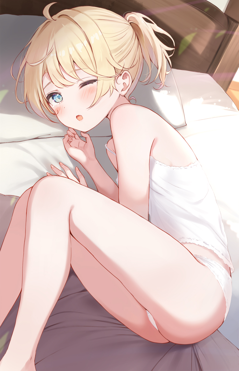 This is a pixiv picture whose title is 寝っ転がり看板娘.