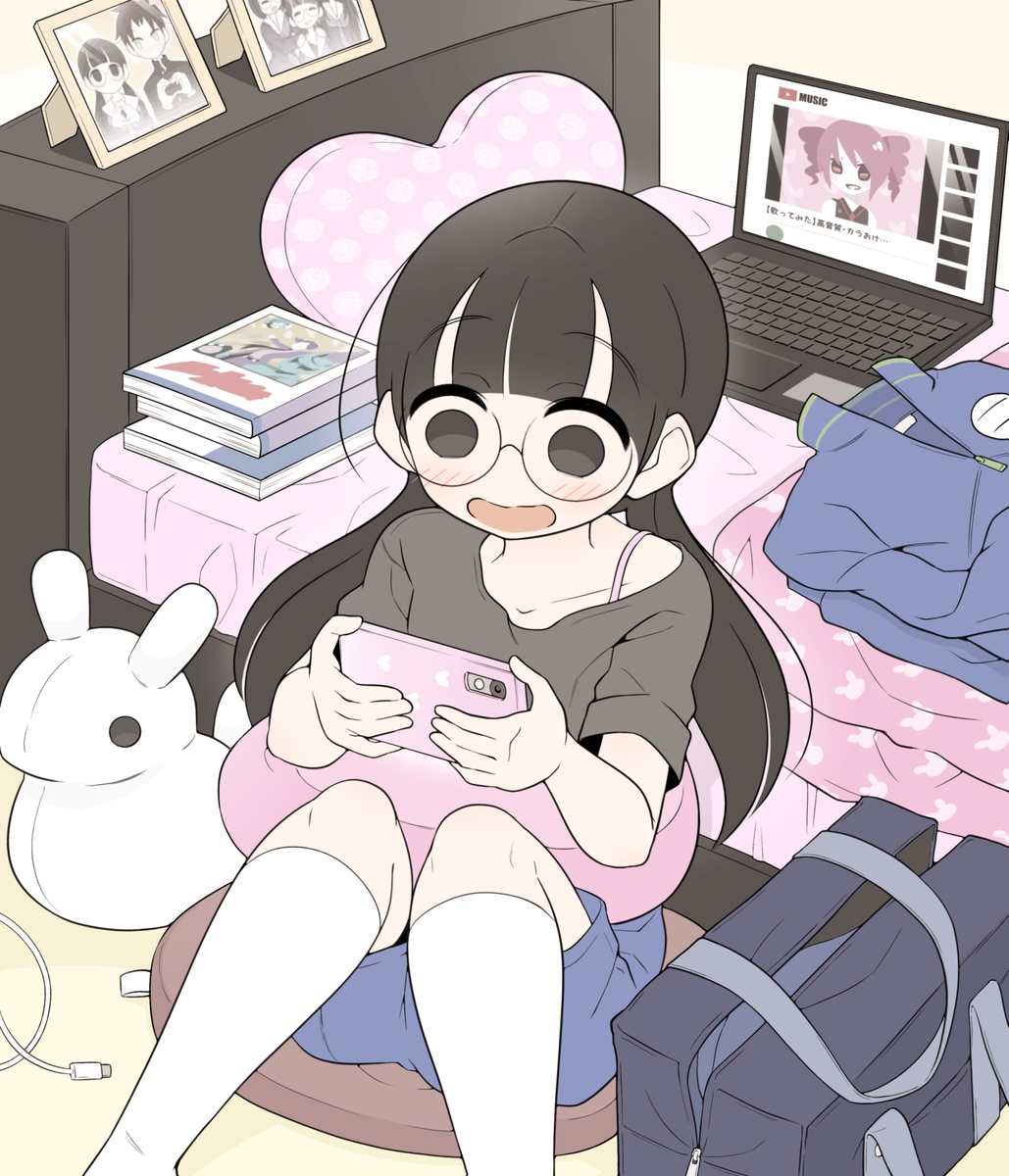 This is a pixiv picture whose title is 帰宅後は趣味に没頭する美術部ガール.