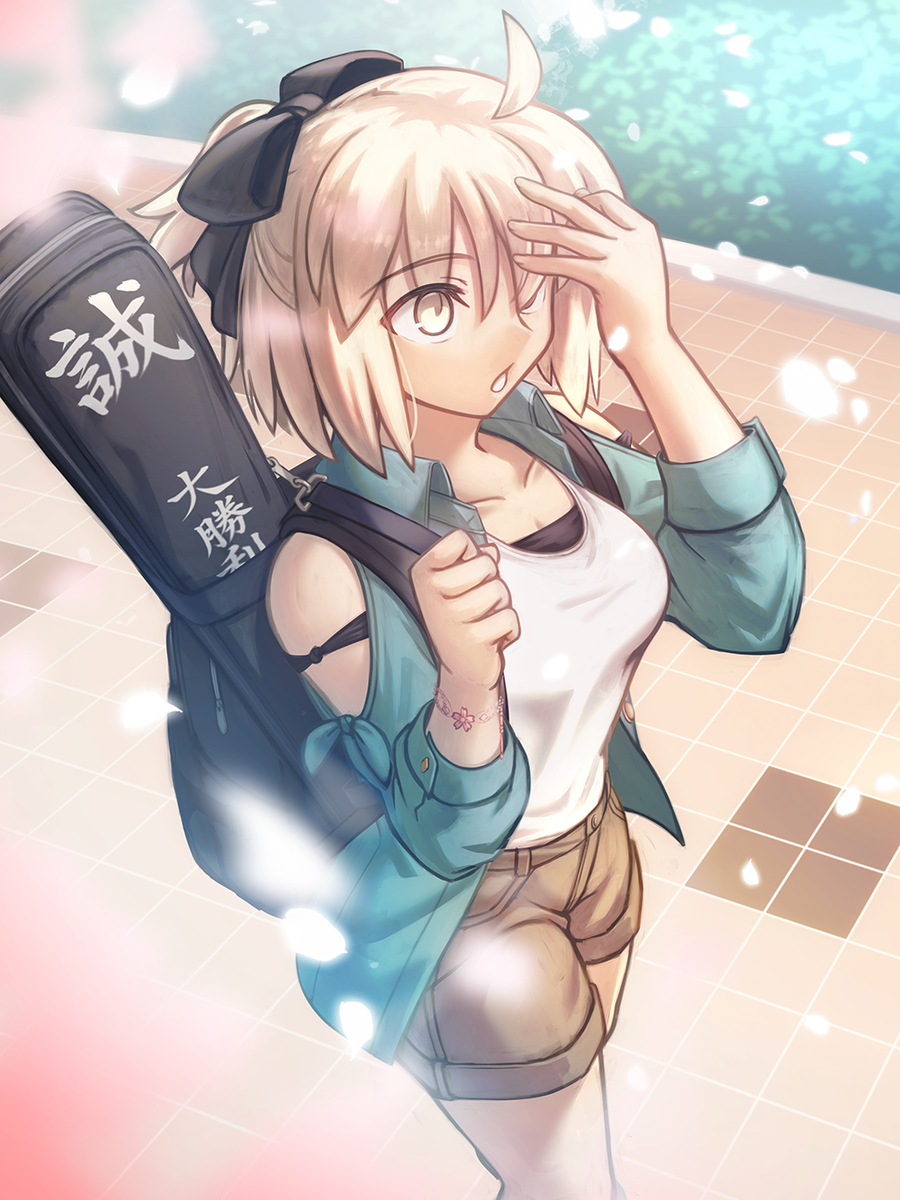 This is a pixiv picture whose title is 大学生の沖田さん.