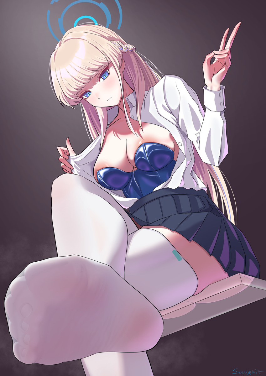 This is a pixiv picture whose title is 制服の下にバニースーツ着てきたトキ.