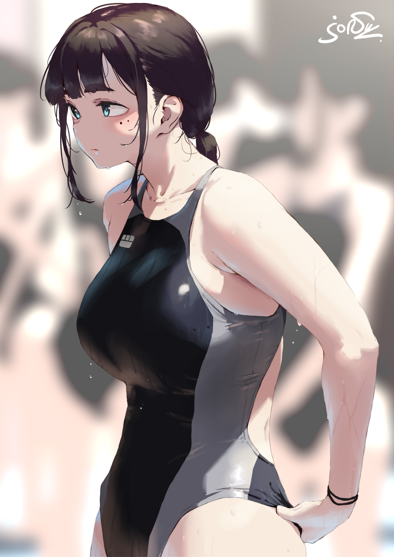 This is a pixiv picture whose title is 二の腕厚めの女の子.