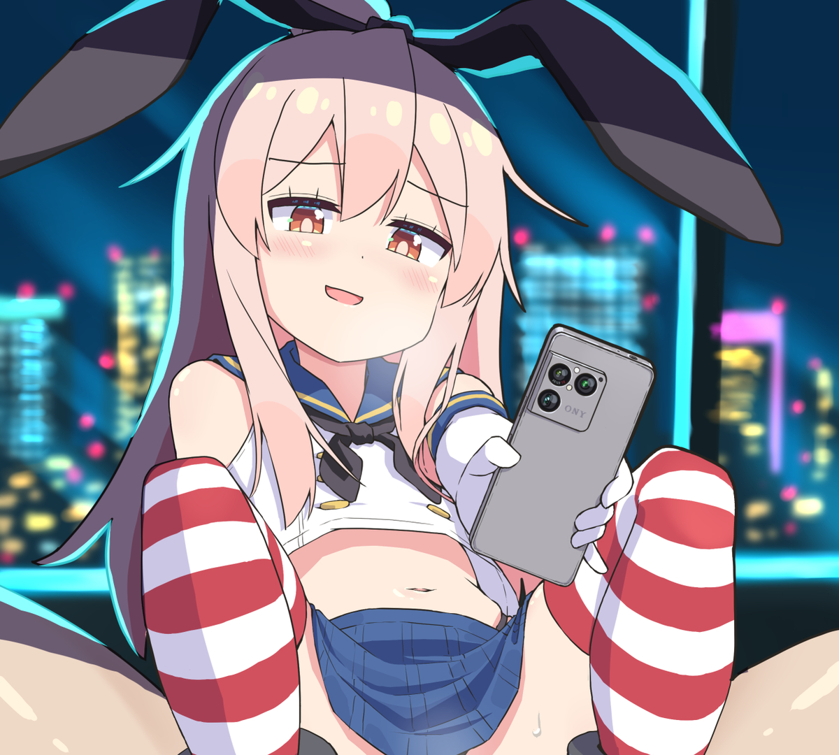 This is a pixiv picture whose title is 最新のスマホで何かを撮影する島風コスまひろちゃん.