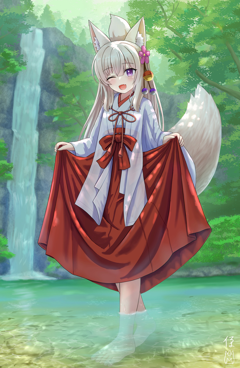 This is a pixiv picture whose title is 涼をとる狐巫女さん.