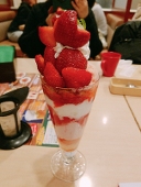 いちごパフェ