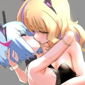 2人組の女の子を見守る人