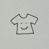 白いスポーツシャツ
